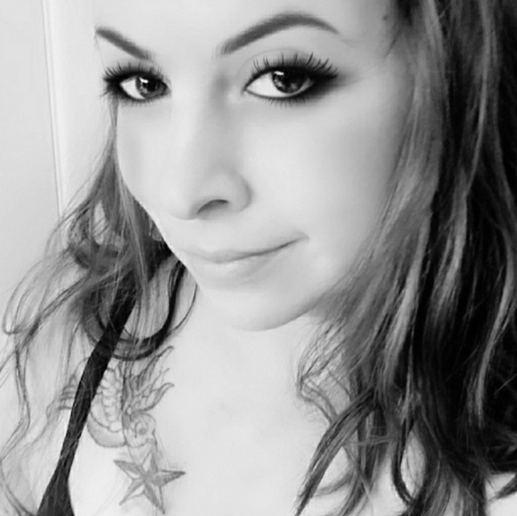 Meet your Posher, Jenn - Picture 1 of 2